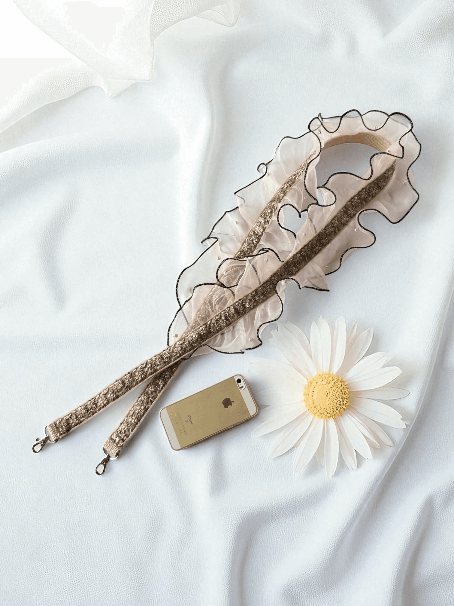 Pinkbeige Big×frill 刺繍リボンのフリルスマホショルダー1枚目の画像