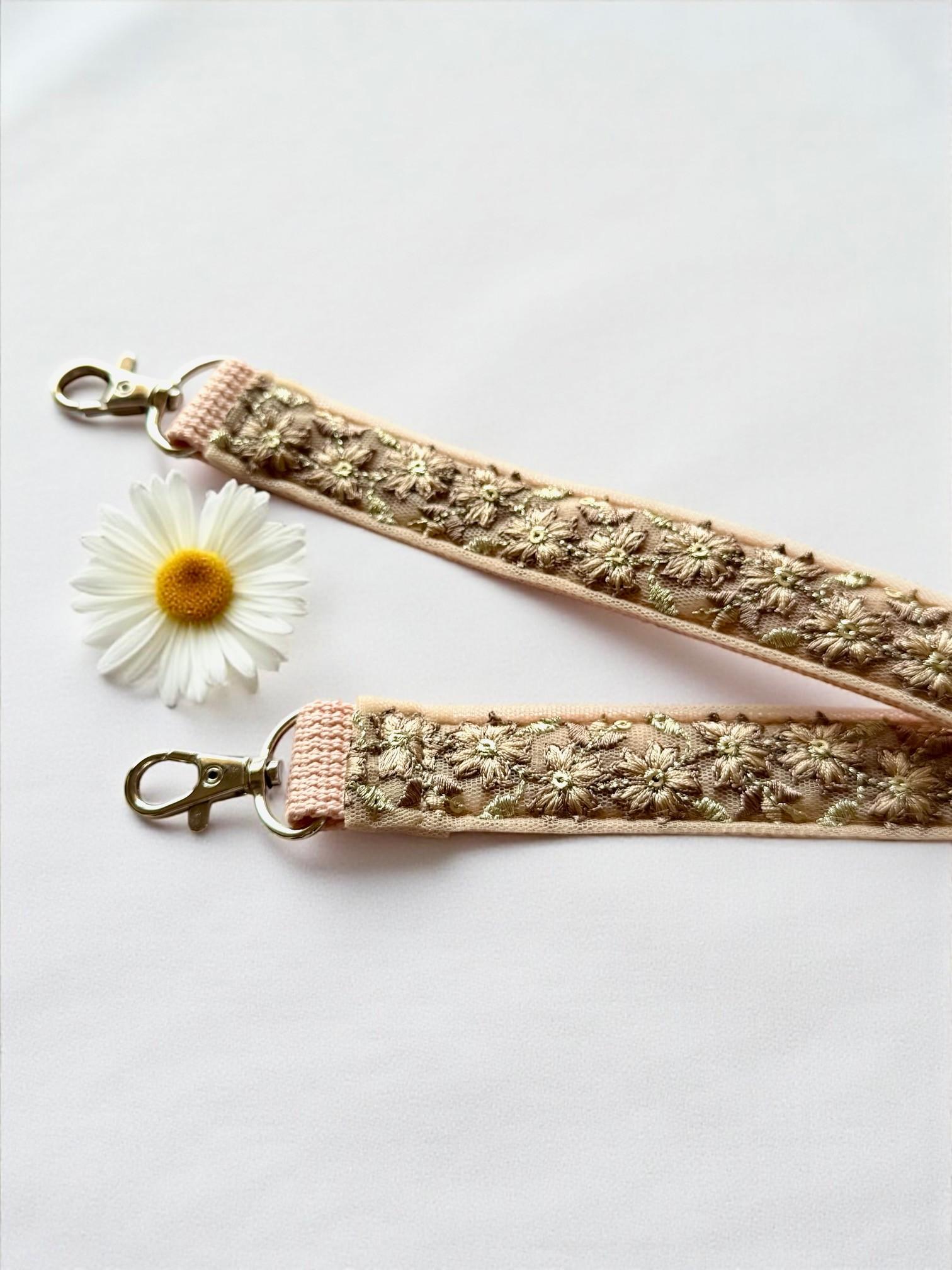 Pinkbeige Big×frill 刺繍リボンのフリルスマホショルダー | 3枚目